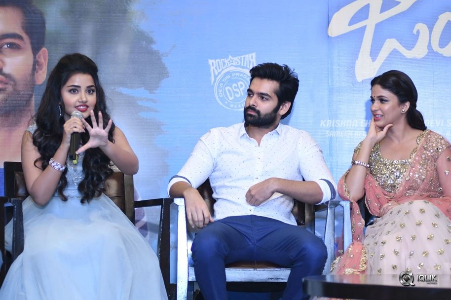 Vunnadhi-Okate-Zindagi-Movie-Pre-Release-Function
